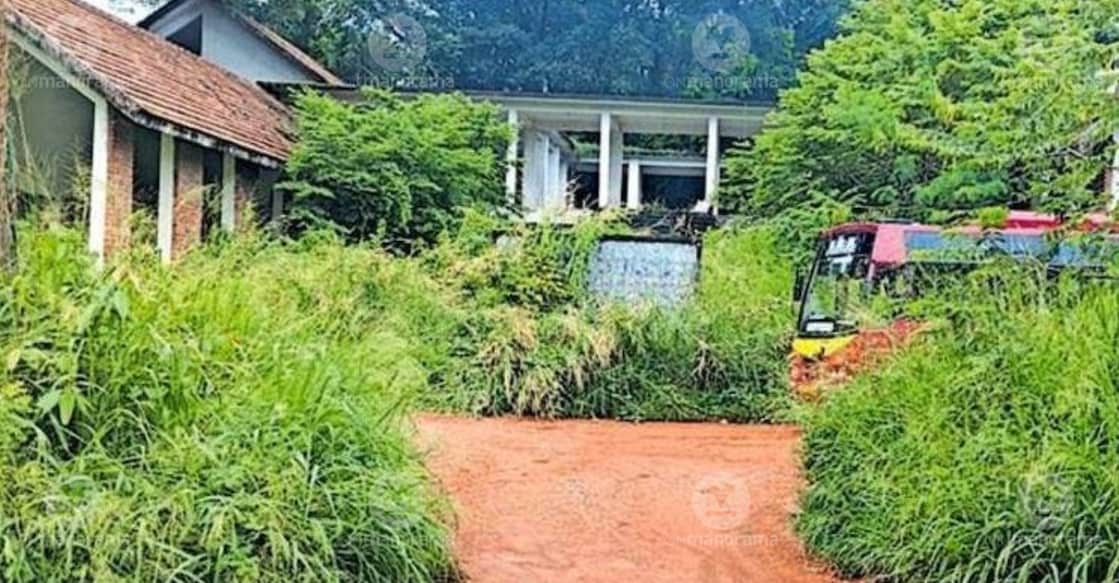 The Kanhangad Town Square building lies neglected and overgrown with vegetation. photo: special arrangement