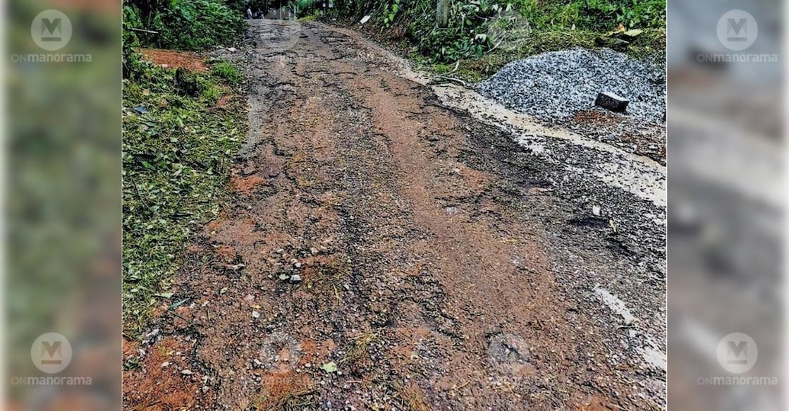 The severely dilapidated Chumaduthangi–Mulavana Library Road in Madavoor Panchayat, with its worn-out tar and exposed gravel. Photo: Special Arrangement.