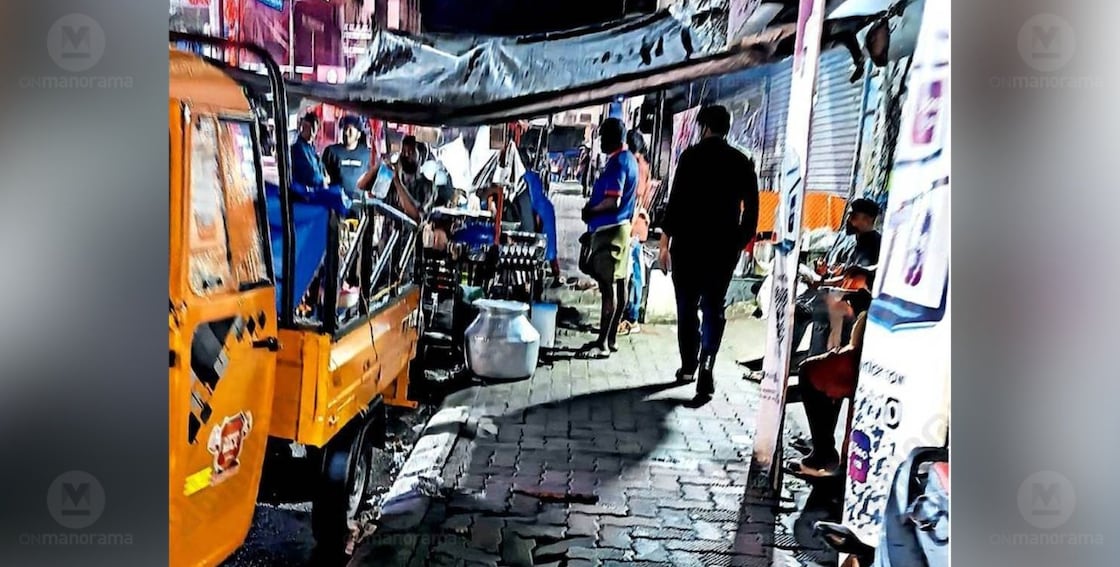 Despite repeated rulings from the High Court that footpaths are meant for pedestrians and not street vendors, makeshift stalls covered with tarpaulins continue to encroach upon the walkway opposite the KSRTC bus station on MC Road in Thiruvalla. photo: Special arrangement