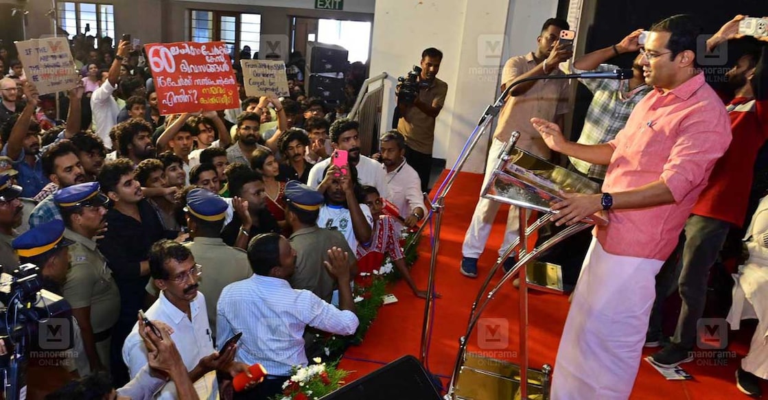SFI students protest against Minister Roji M John during the convocation ceremony at Maharaja's College. Photo: Manorama