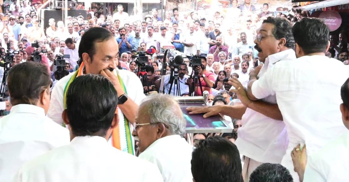 MP Shafi Prambil tries to block DCC secretary Praveen during Puthuyuga Yatra reception in Kozhikode. Photo: Manorama