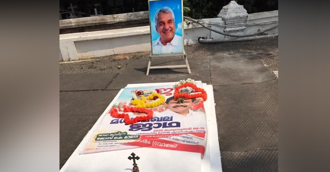 The poster of LDF's Vikasana Munnetta Jatha on Oommen Chandy's tomb. Photo: Facebook/ Nattakom Suresh