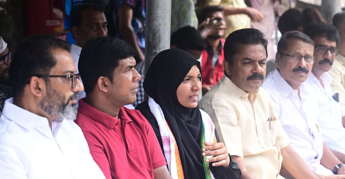 Harshina staging protest in front of Kozhikode Medical College Hospital in solidarity with Usha Thomas on Friday. Photo: Special Arrangement