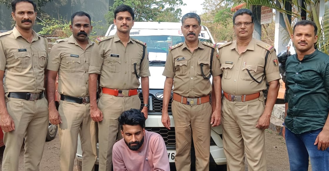 Excise officials with the apprehended K Abdul Shareef (30). Photo: Special Arrangement.