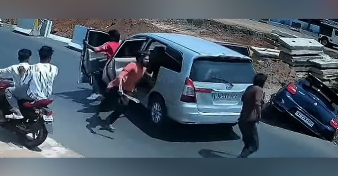 The gang got out of the car and attacked Athul with a machete. Photo: Screengrab/Manorama News