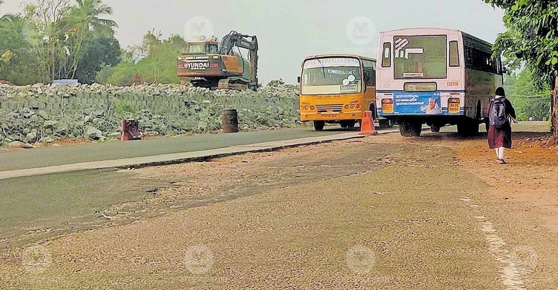 Vehicles moving in a haphazard manner on the stretch between Padalottu Medu and the Government Hospital on the Kuthanur–Tholannur road. The open drain along the service road, which remains uncovered, has also emerged as a safety hazard. Photo: Special arrangement