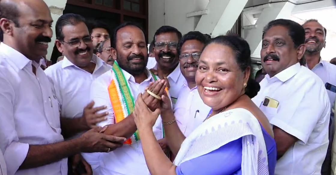 A screengrab showing Gracy Jacob donating her gold bangle to T N Prathapan. Photo: Special arrangement