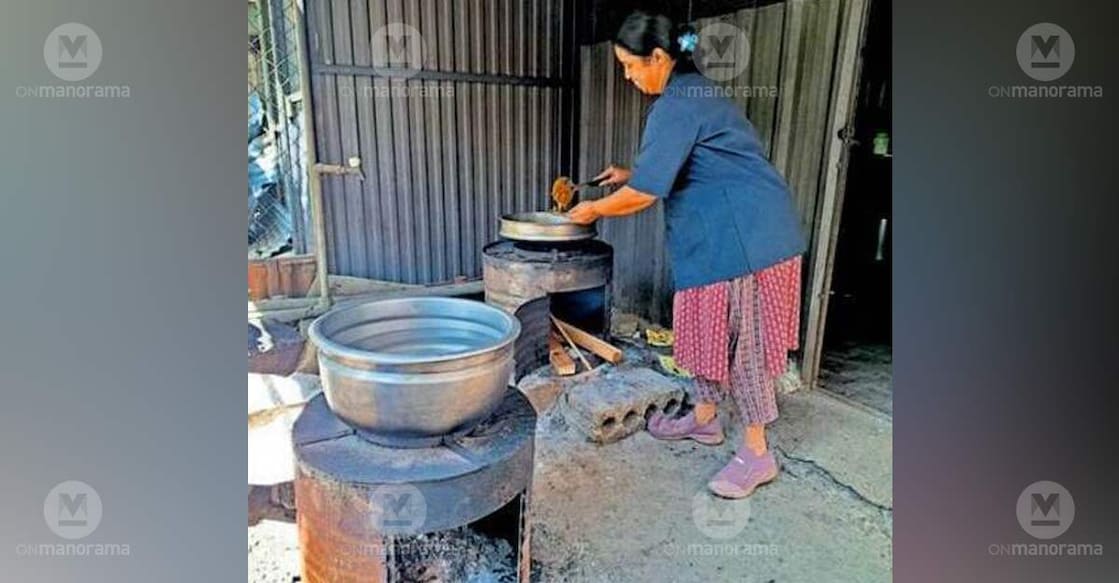 Sindhu Suresh, an eatery owner in Pulppally, cooking on a firewood stove amid the ongoing cooking gas shortage. Photo: Special arrangement