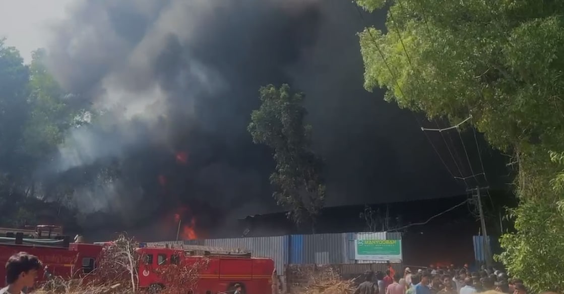 Thick smoke spread across the area, and loud noises were heard as the fire engulfed plastic and other materials. Photo: Special Arrangement