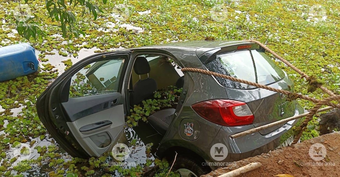 The car was taken close to the shore and secured to a nearby tree with a rope. Photo: Manorama. 