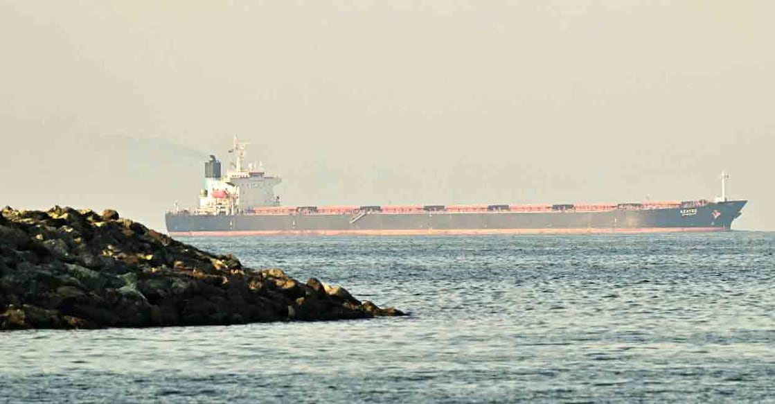 A cargo ship is pictured off coast city of Fujairah, in the Strait of Hormuz in the northern Emirate on February 25, 2026. Photo: Giuseppe CACACE / AFP