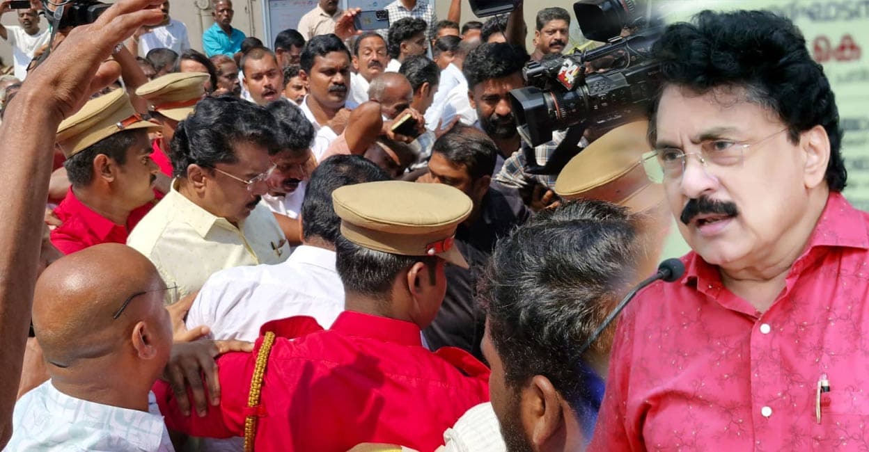 पलक्कड़ में बागी सीपीएम नेता पी. के. ससी ने विद्रोही सम्मेलन का उद्घाटन किया