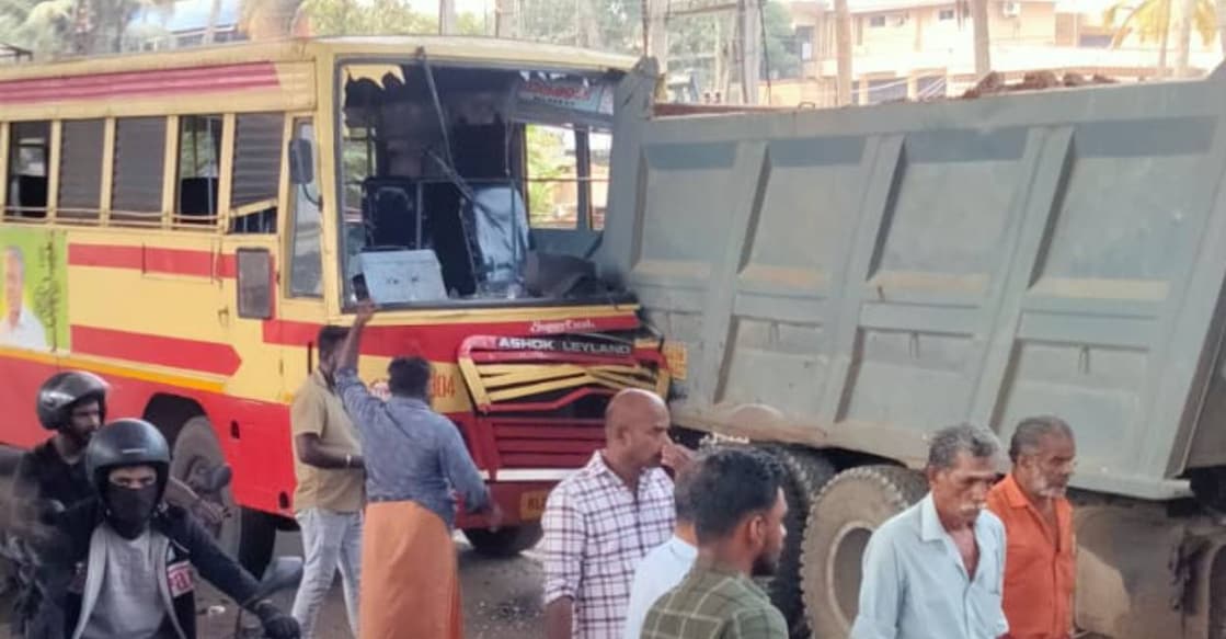 KSRTC bus collided with a lorry in Alappuzha. Photo: Special Arrangement