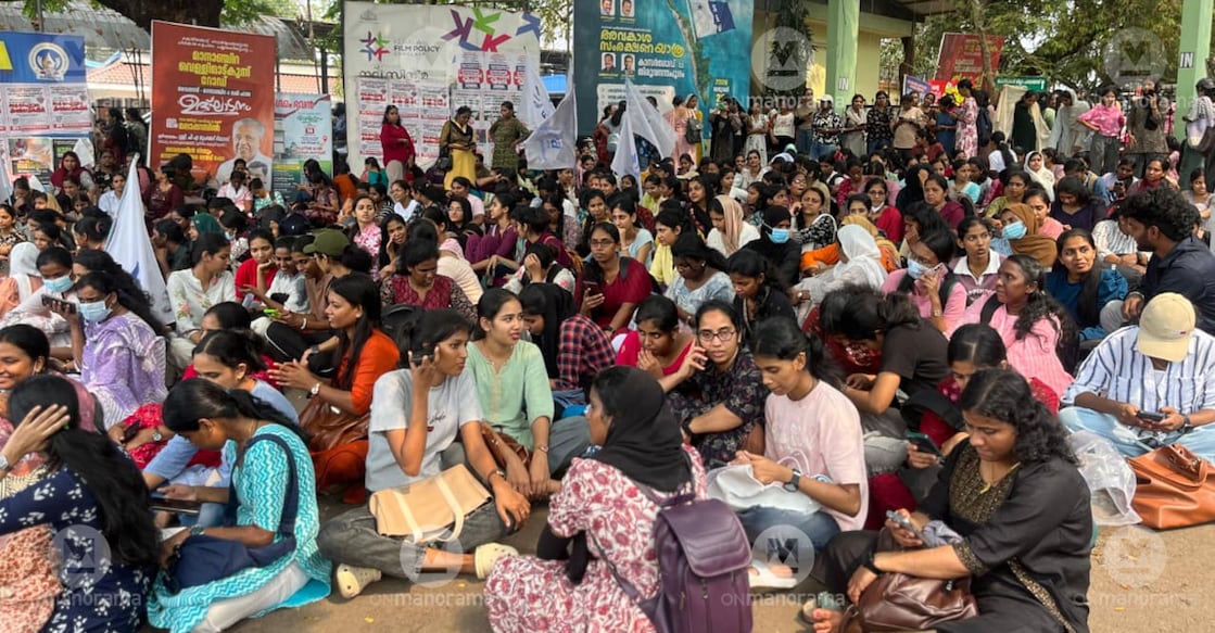 Nurses under the banner of UNA staging a protest in front of Kozhikode Civil Station on Monday. Photo Onmanorama