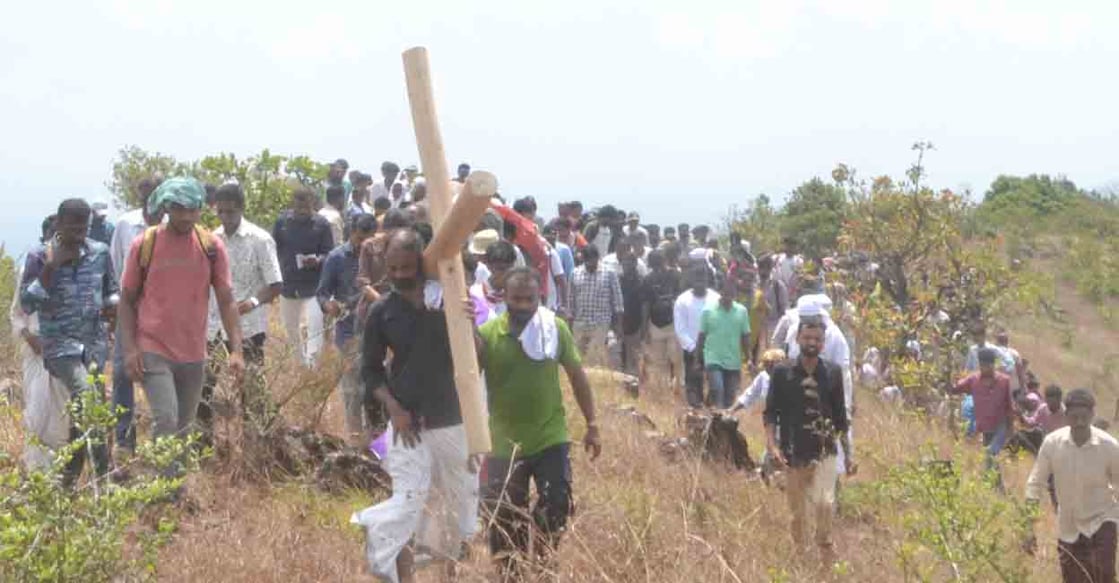 Believers conduct Way of the Cross to Kambamala. Photo: Speciala arrangement