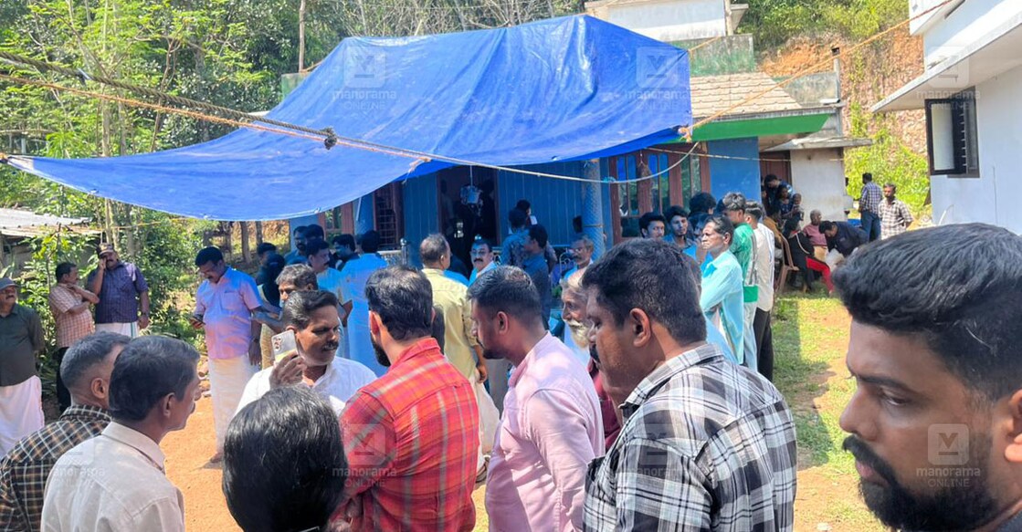 വിവരമറി​​ഞ്ഞ് ജിതിൻ രാജിന്റെ തിരുവനന്തപുരം ഉഴമലയ്ക്കലിലെ വാടക വീട്ടിലെത്തിയവർ (ചിത്രം: ശ്രീലക്ഷ്മി ശിവദാസ്, മനോരമ) 