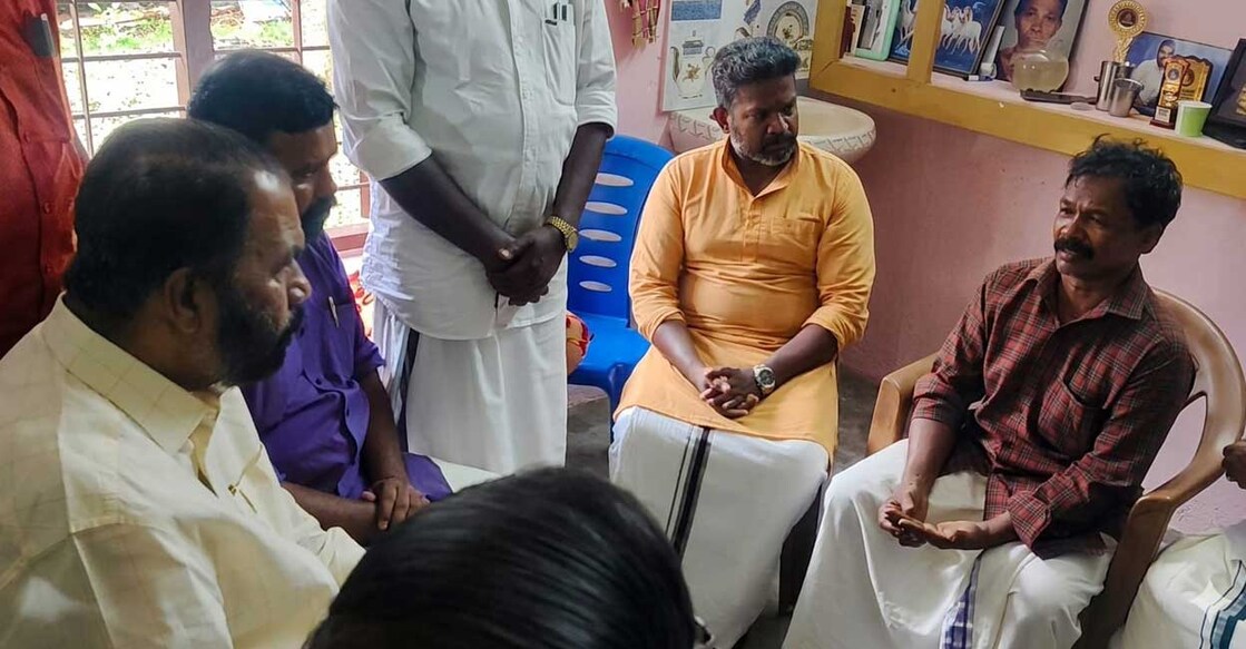  നിതിൻ രാജിന്റെ വീട് മന്ത്രി വി.ശിവൻകുട്ടി സന്ദർശിക്കുന്നു. (ചിത്രം: സ്പെഷൽ അറേഞ്ച്മെന്റ്)
