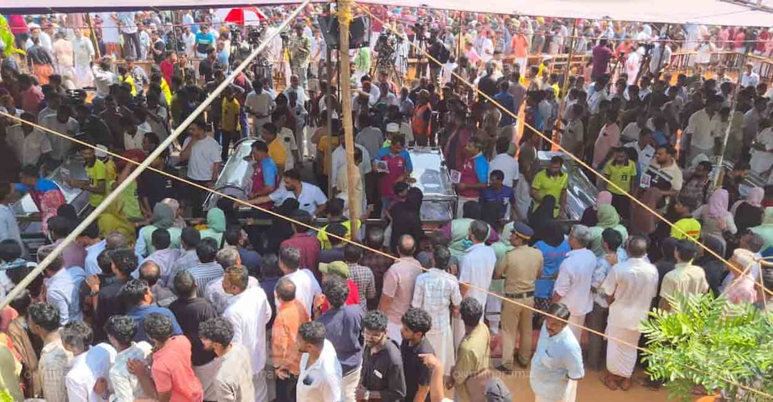 Hundreds pay respects to Valparai crash victims at Pang, Malappuram. Photo: Manorama