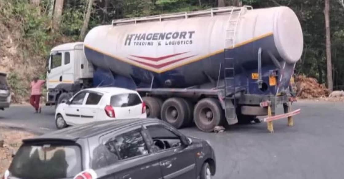 The heavy tanker truck that remained stuck in the hairpin bend, causing a massive traffic block. Photo: Special Arrangement. 