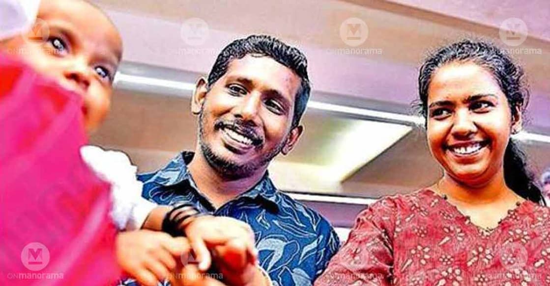 Arun Abraham and Sherin Ann George meet Dhiya. Photo: Special arrangement