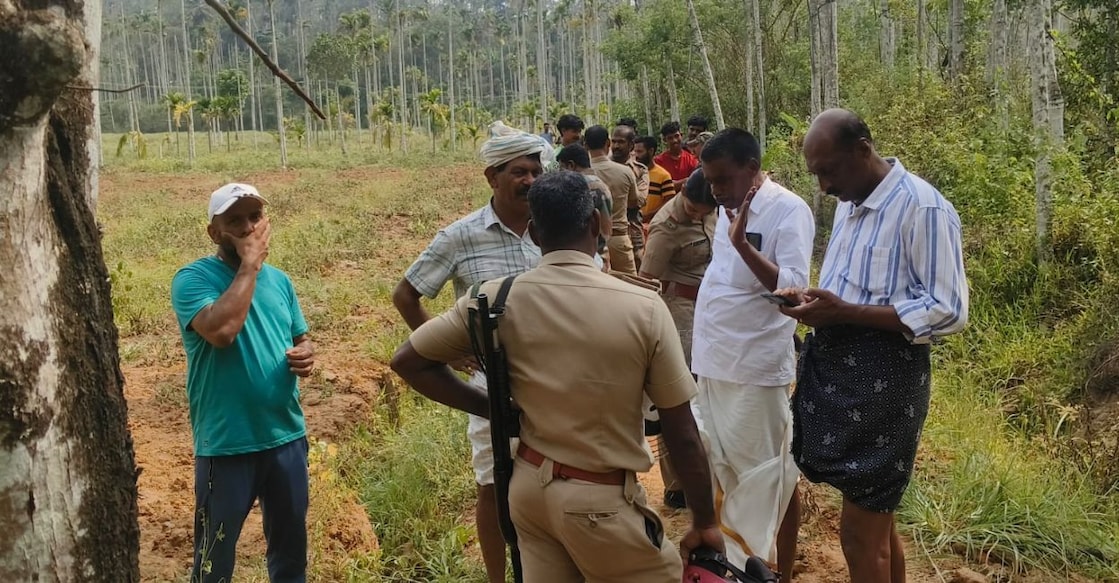 The forest department personnel trying to track the pug marks of the tiger at Arimula, Meenangadi, Wayanad, on Saturday. Photo: Special Arrangement