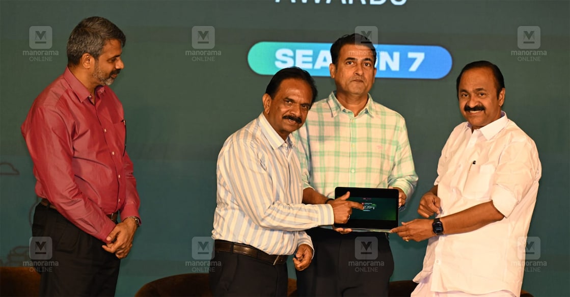 Opposition leader V D Satheesan inaugurating Season 7 of the Manorama Online – Malabar Gold and Diamonds Chuttuvattom Awards. Dr Ajith Kaliyath, Urban Chair Professor at the Kerala Institute of Local Administration (L), U V Jose, Head of Public Affairs, Malabar Group of Companies (2nd from Left), and Bobby Paul, Senior General Manager (Marketing), Manorama Online, are also seen. Photo: Manorama