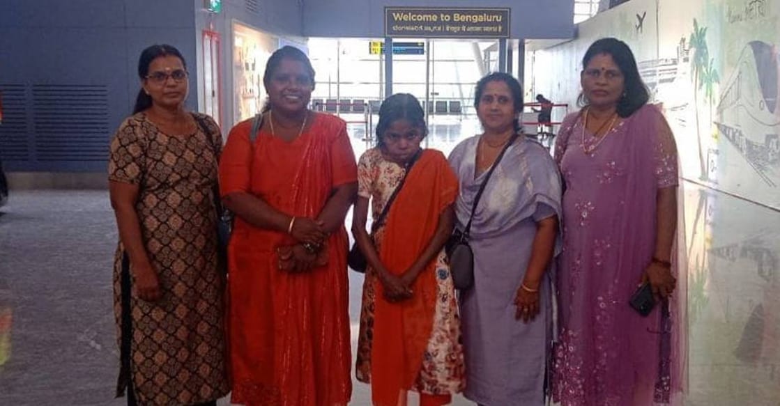 Smitha Raghu and Latha Manakkakudi (2nd and 3rd from left), along with three other Kudumbashree workers from Ramamangalam Panchayat, after reaching Bengaluru. Photo: Special Arrangement. 

