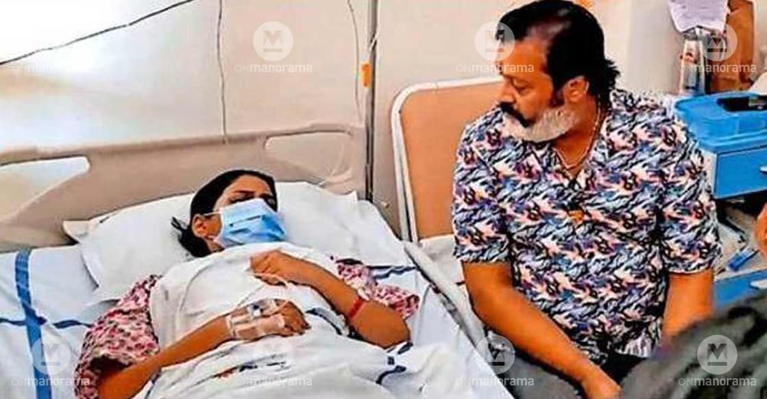 Union Minister Suresh Gopi visits Aishwarya Ramakrishnan, who is receiving treatment at a private hospital in Kozhikode after being injured in a stone-pelting incident targeting a train. Photo: Special arrangement