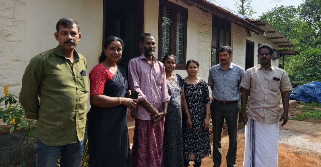 Babu and his wife hand over the gold and cash found in the cupboard to its owner, teacher Jijo and his wife, in the presence of ward councillor Beena Sibi. Photo: Special Arrangement