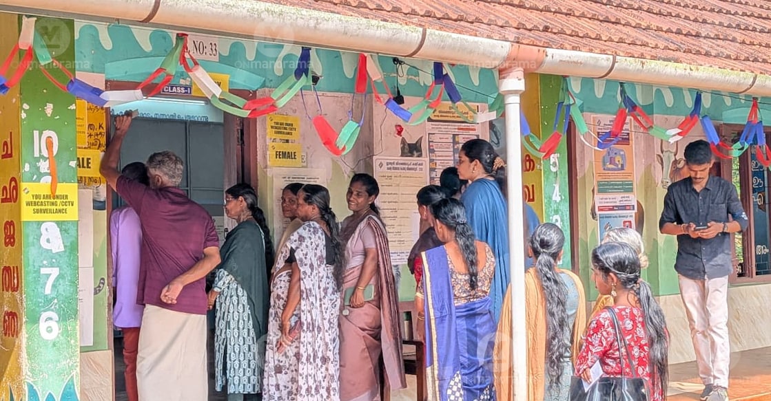 Voters waiting in the queue to cast their votes at the Akalakunnam Government LP School in Puthuppally constituency. Photo: Onmanorama