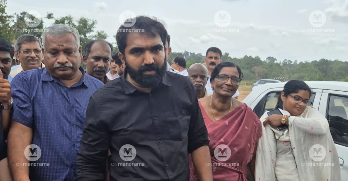 Chandy Oommen arriving at Georgian School, Puthuppally, to cast his vote. Photo: Onmanorama