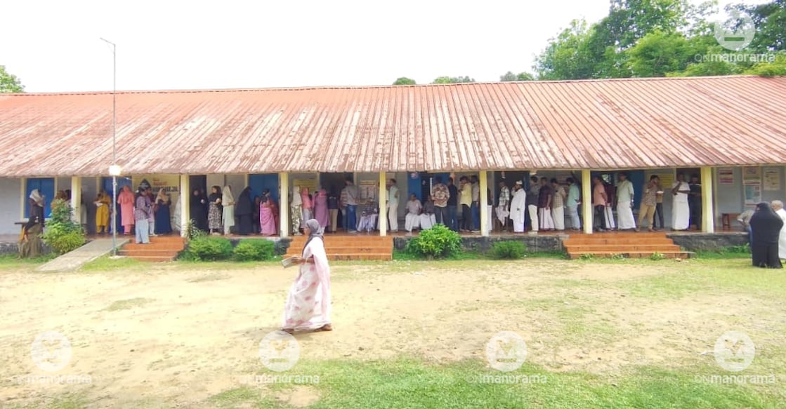 Polling time ends in Kerala, turnout at 75% till 6 pm, token given for those in queue