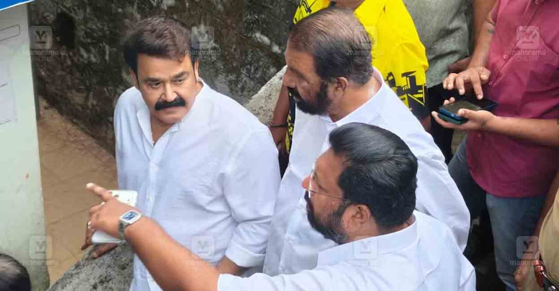 Mohanlal arrives to cast his ballot in Nemom constituency. Photo: Manorama
