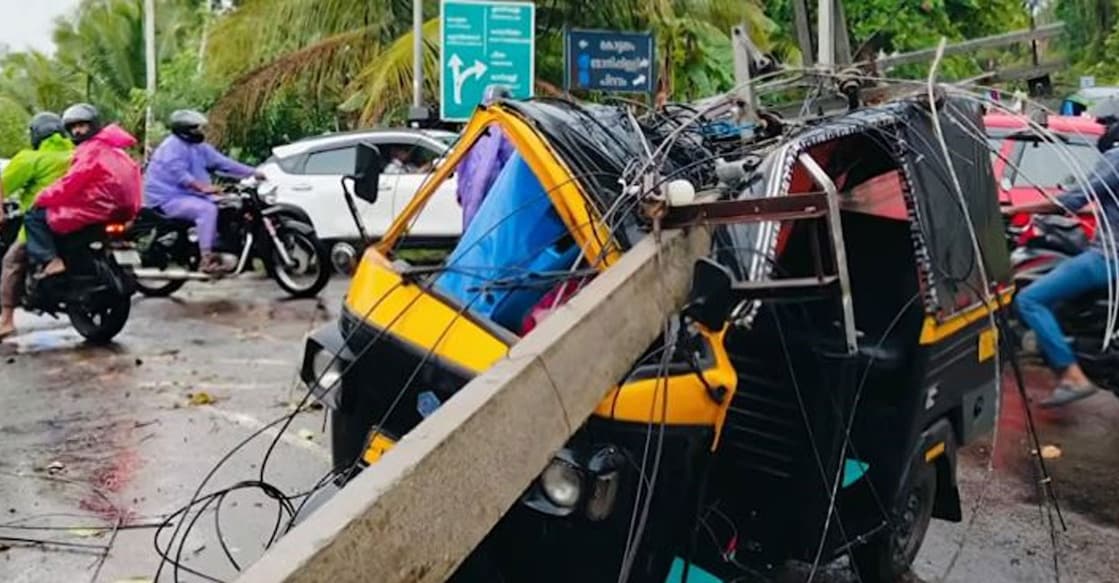 An electric post fell on top of an autorickshaw in Kottayam. Photo: Screengrab/Manorama News