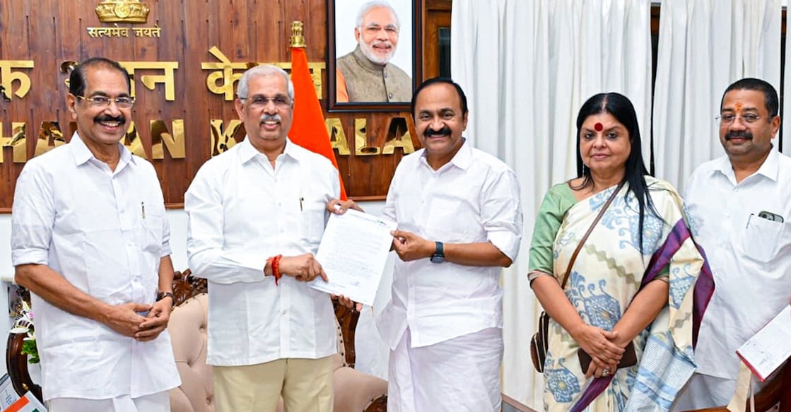 Kerala Governor Rajendra Arlekar (second from left) with Chief Minister-designate VD Satheesan, KPCC president Sunny Joseph (L) and  AICC in-charge of the state Deepa Dasmunsi during a meeting at Lok Bhavan. Photo: Facebook/VD Satheesan