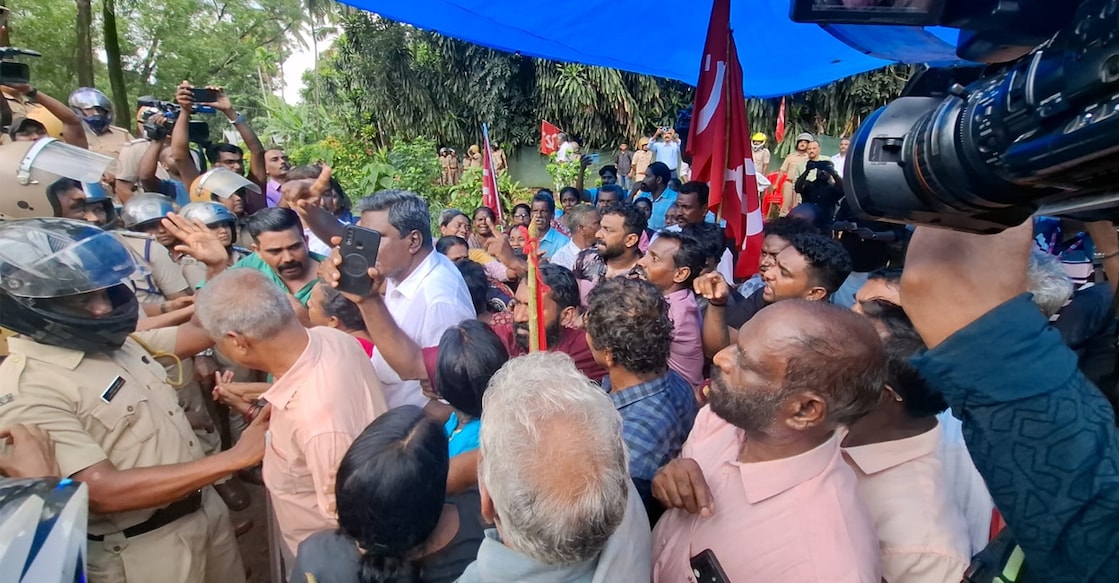 Protesters and the Police confront each other while attempting to evict seven Scheduled Caste families under a Supreme Court order in Kizhakkambalam. Photo: Special arrangement