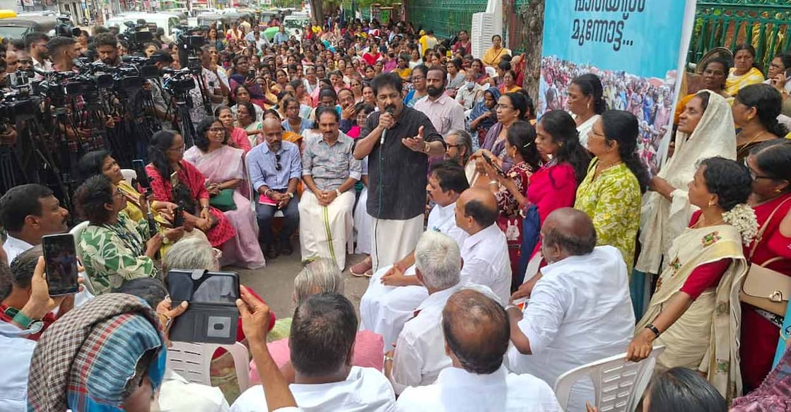 Actor Prem Kumar speaking during the ASHA workers ‘Asha Keralam Vijaya Pathayil' programme in Thiruvananthapuram. Photo: Manorama