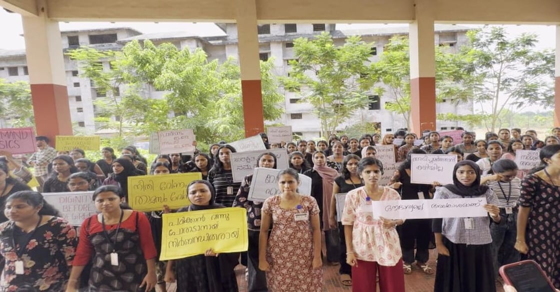 Students of Kasaragod Government Medical College protesting in front of the hostel building. Photo: Special arrangement