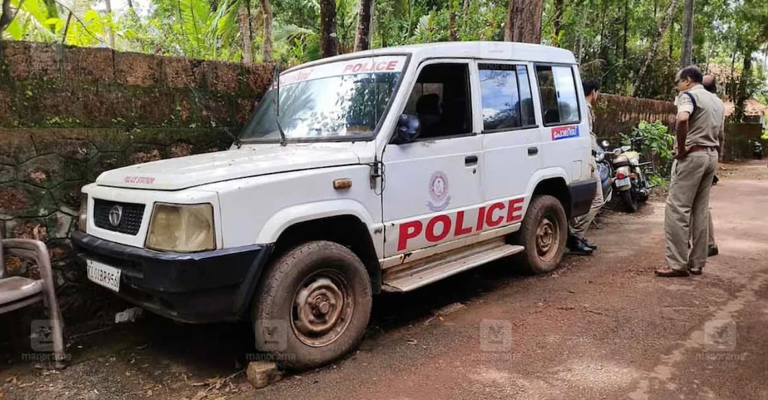 The police jeep parked near Pinarayi Vijayan's house. Photo: Manorama. 