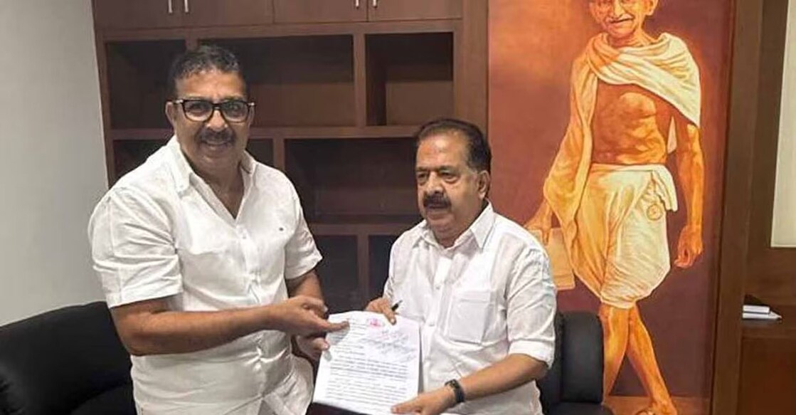 Kuttiadi MLA Parakkal Abdulla met Home Minister Ramesh Chennithala and sought an intensified probe into the case. Photo: Manorama