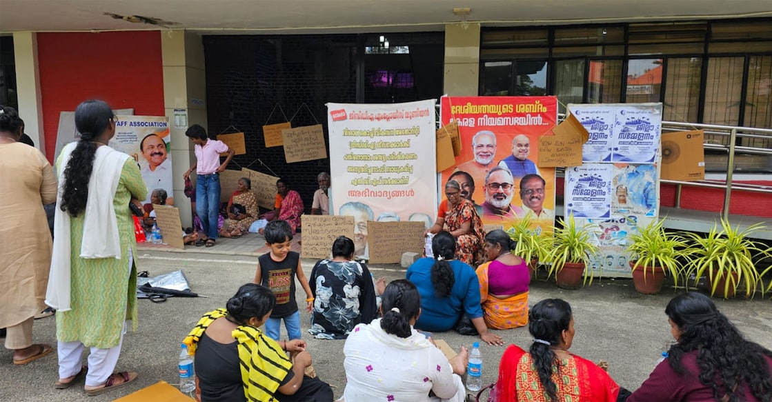 Residents of leak-hit P&T Apartments in Kochi's Mundamveli protest at the GCDA office. Photo: Special Arrangement