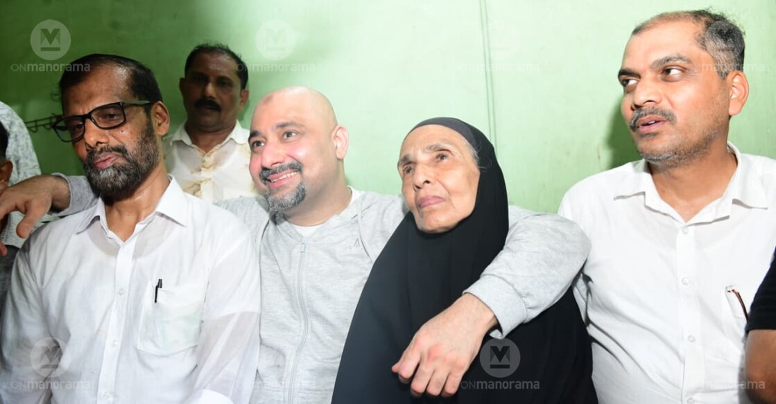 Abdul Rahim with his mother, Fathima. Also seen are Yusuf Kakkancheri and Siddique Thoovoor, who coordinated the procedures for his return. Photo: MT Vidhuraj/ Manorama.