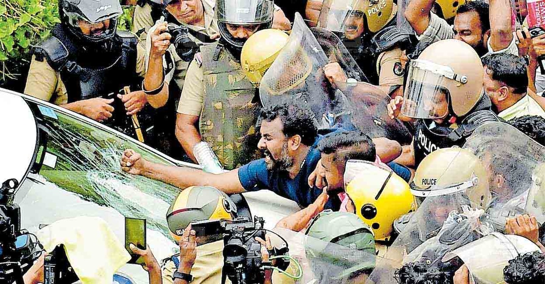 Crowd attacks vehicles used by ED officials. Photo: Manorama
