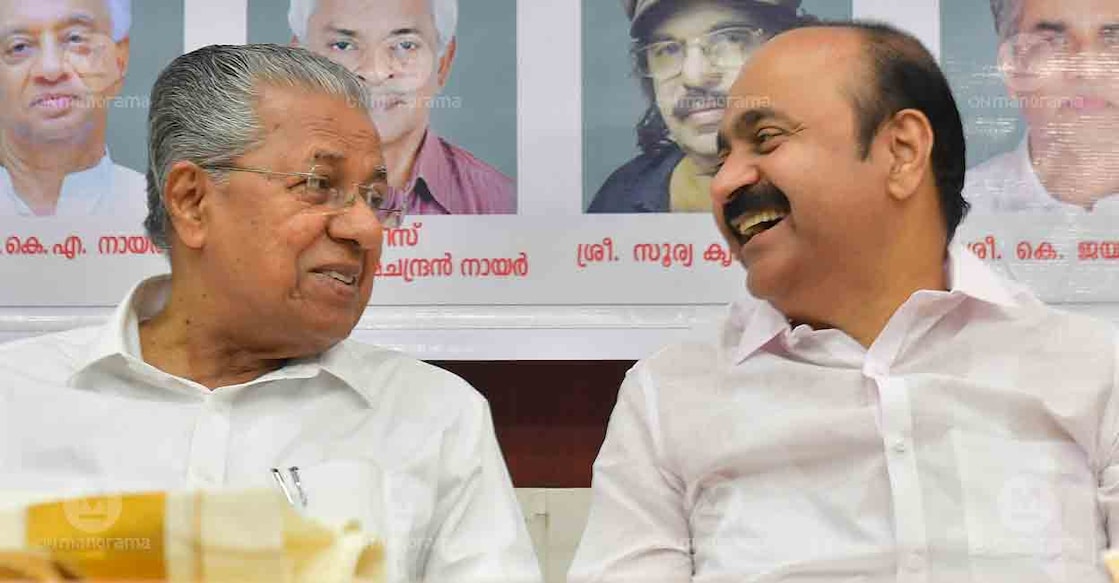 Pinarayi Vijayan and VD Satheesan exchange smiles at an event. File photo: Manorama