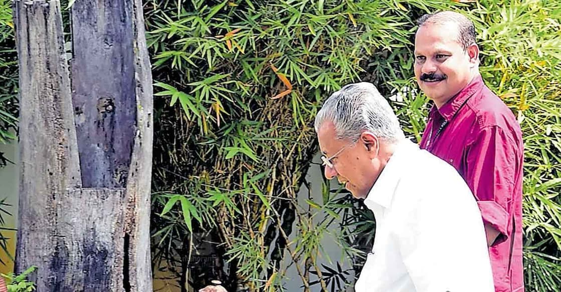 Gunman Anilkumar with former Chief Minister Pinarayi Vijayan. File photo: Manorama