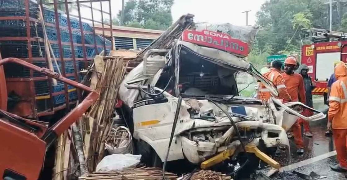 Truck and mini pickup collides at Kechery on the Kunnamkulam–Thrissur State Highway. Photo: Special arrangement