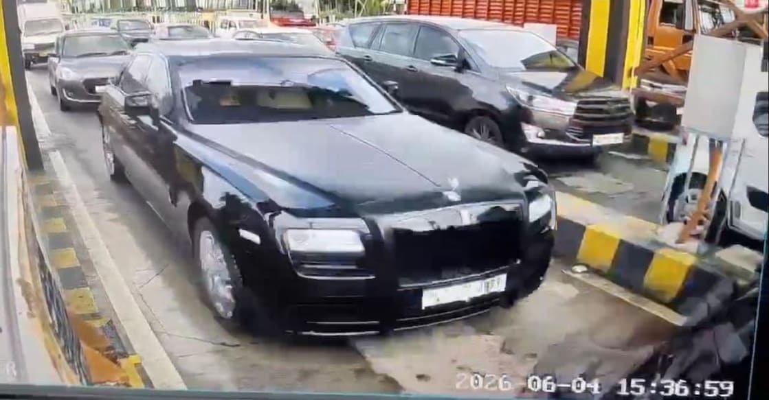 A screengrab of the CCTV visuals showing the Rolls-Royce at the Pantheerankavu toll plaza on National Highway 66. Photo: Special Arrangement