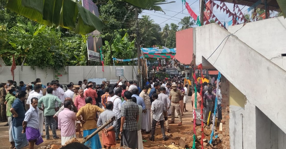 Residents at the spot of the accident. Photo: Special Arrangement