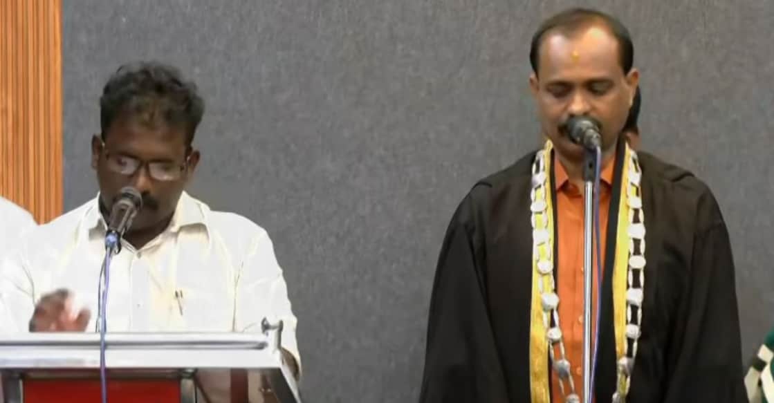 Mayor V V Rajesh administering the oath to the councillors. Photo: Manorama News 
