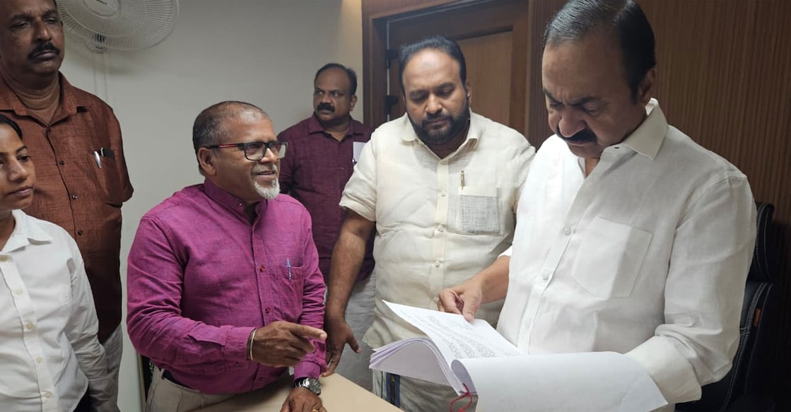 Residents of Chellanam, under the banner of Chellanam-Kochi Janakeeya Vedhi, meet Chief Minister VD Satheesan. Photo: Special Arrangement